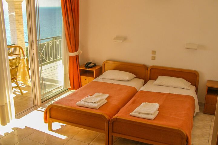 Room 2 of 44