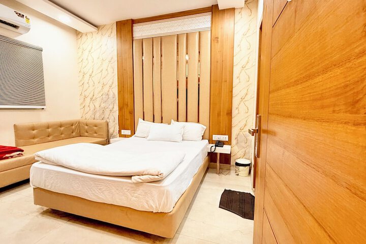 Room 2 of 25