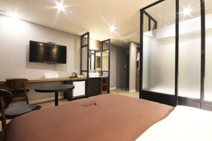 Room 32 of 51