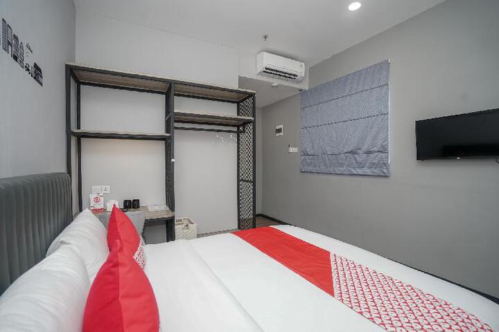 Room 6 of 14