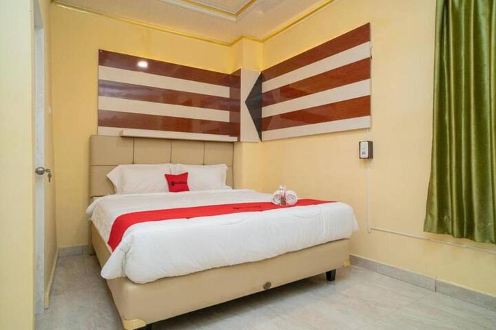 RedDoorz Plus Syariah near Pasar Turi