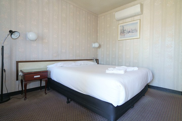 Room 11 of 32