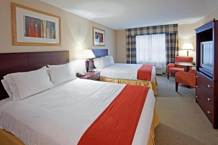 2 Queen Beds (8 of 9)