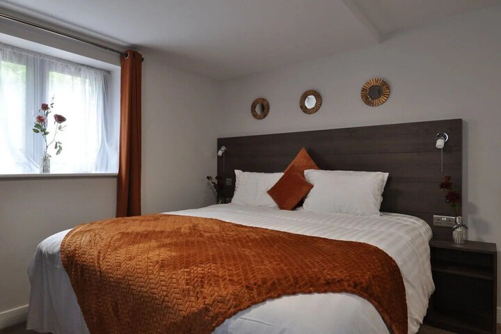 Room 5 of 11