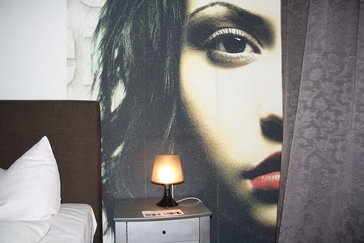Room 6 of 17