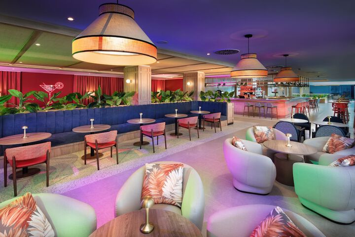 Lounge 41 of 56