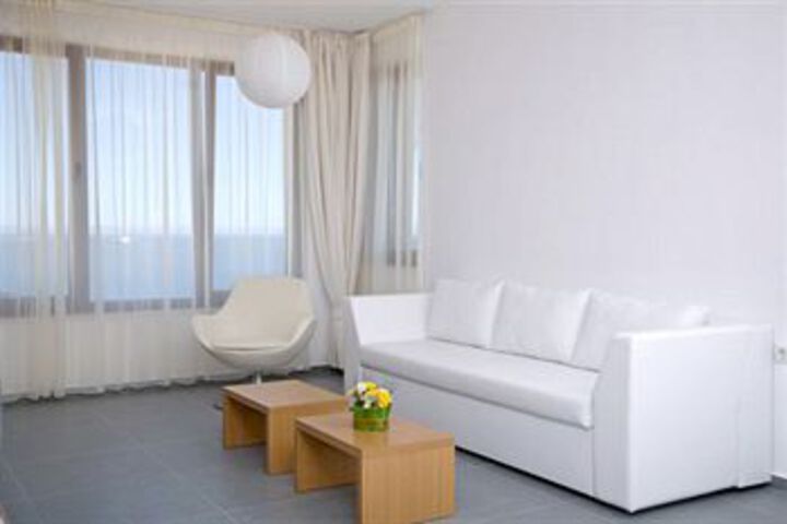 Room 9 of 12