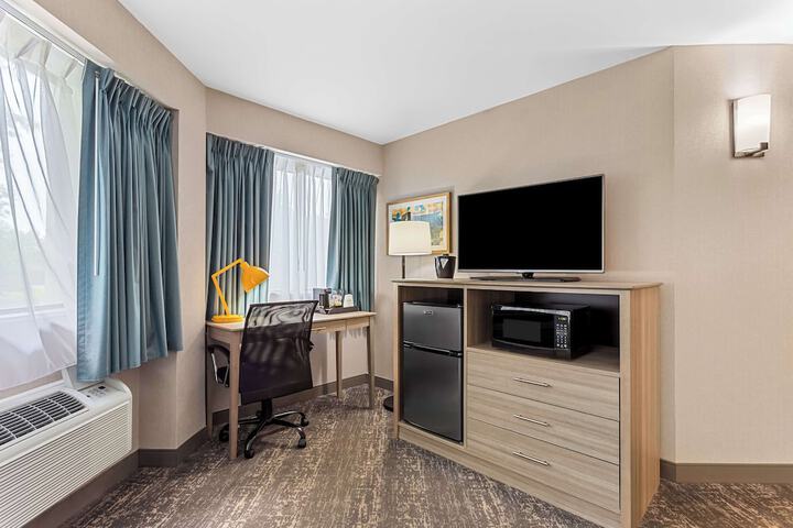 2 Queen Beds Microwave and Refrigerator Full Breakfast (10 of 14)