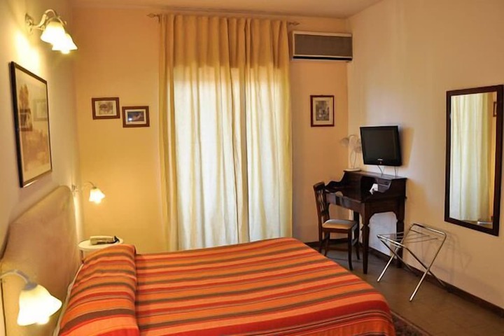 Room 4 of 28
