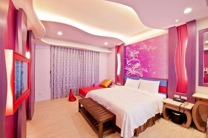 Room 6 of 12