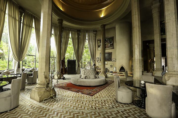 Lobby lounge