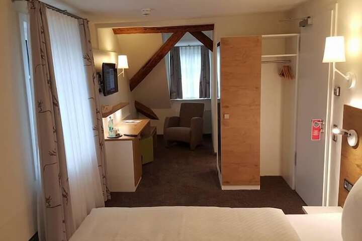 Room 8 of 34