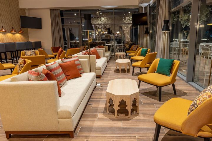 Lounge 93 of 106