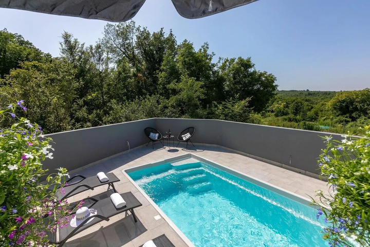 Pool 13 of 19