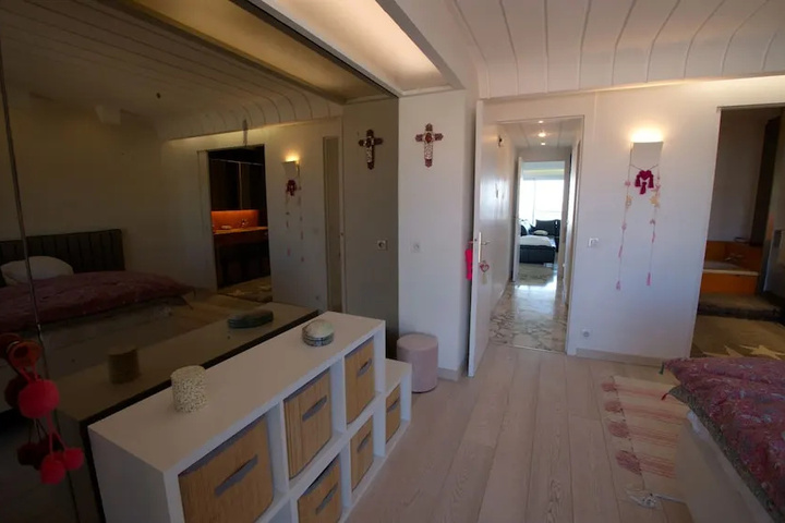Room 10 of 18
