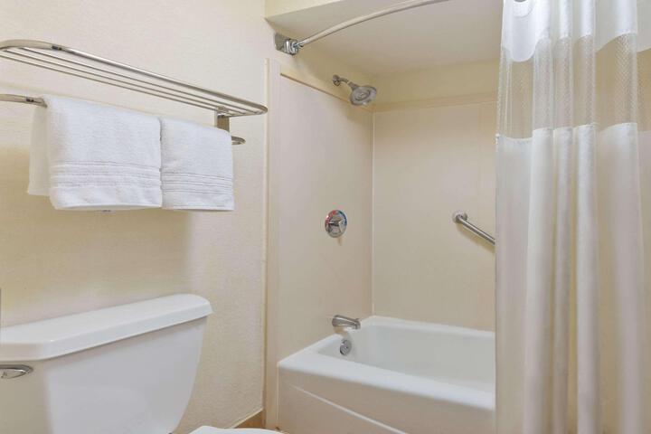 Double Accessible 2 Queen Beds (5 of 6)