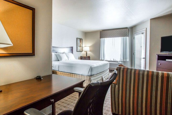 1 King Bed Business Room Efficiency Suite Upgrade (24 of 30)