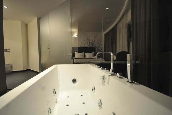 Jetted tub