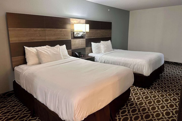 1 Queen Bed Efficiency Suite (26 of 54)