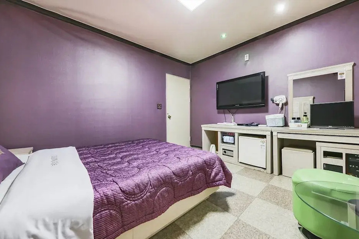Room 6 of 10