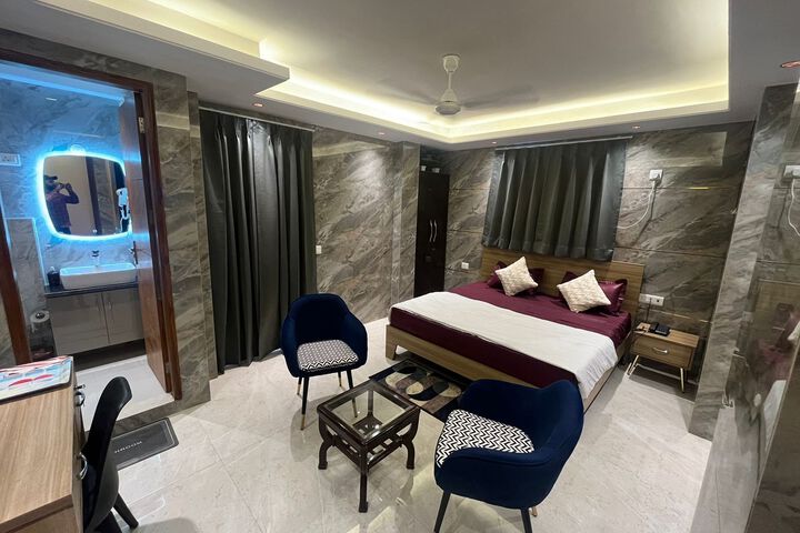 Room 4 of 7