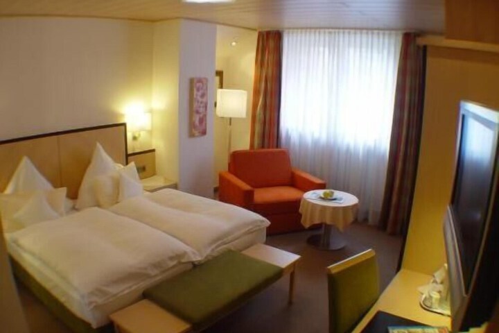 Room 6 of 38