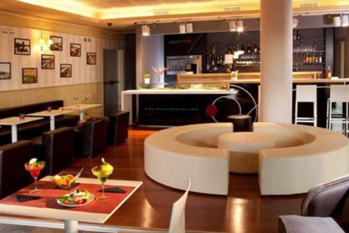 Lounge 51 of 64