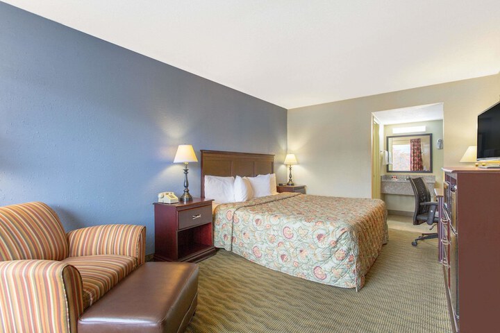 1 King Bed (3 of 7)