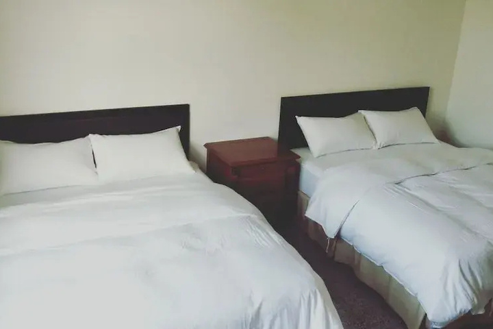 Room 4 of 10