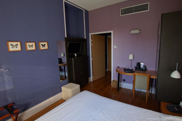 Room 42 of 103