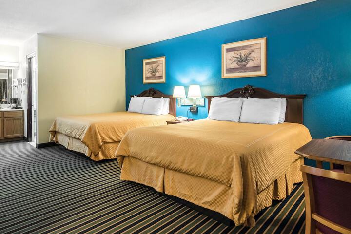 1 Queen Bed (17 of 18)