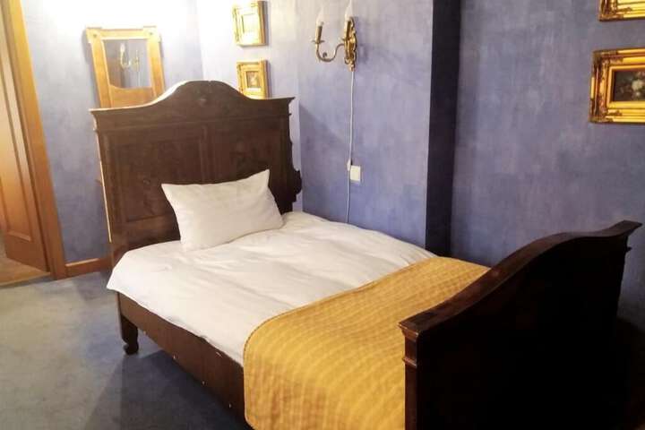 Room 27 of 42