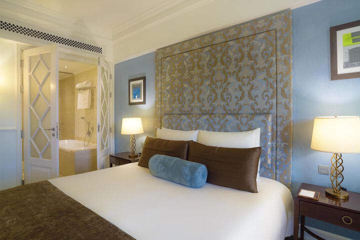 Room 27 of 208
