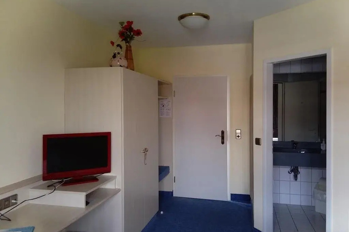 Room 4 of 14