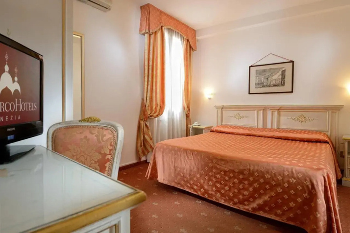Room 4 of 8