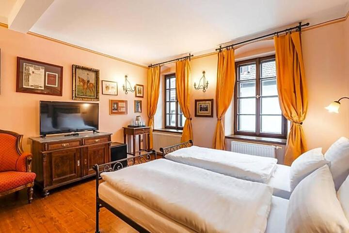 Room 4 of 10