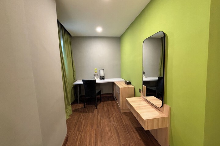 Room 14 of 32