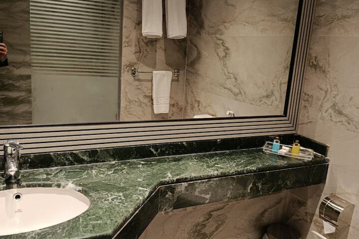 Room 21 of 37