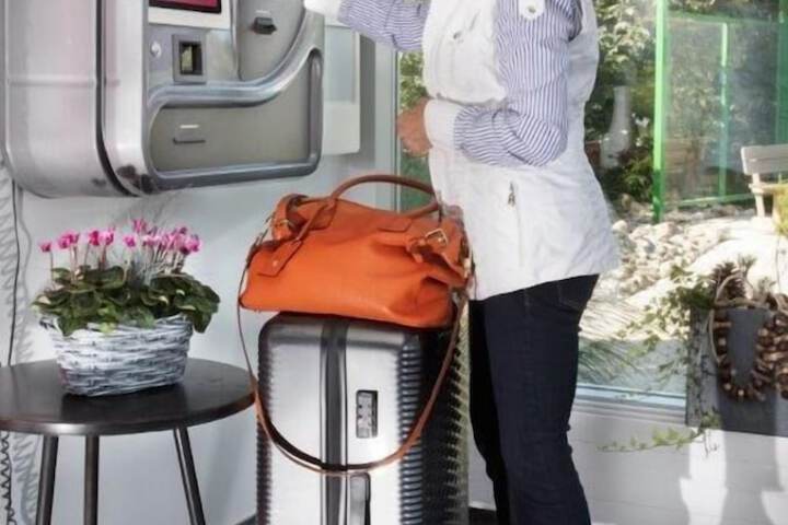 Check-in/check-out kiosk