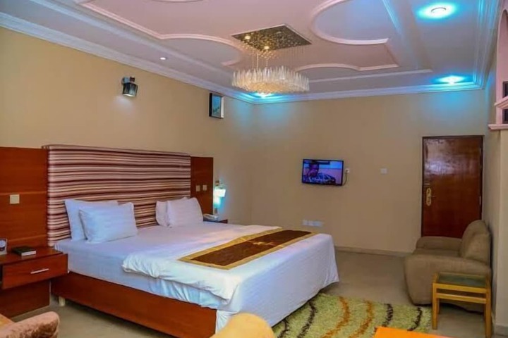 Room 4 of 62