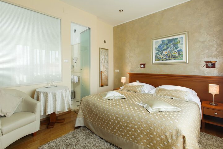 Room 15 of 76
