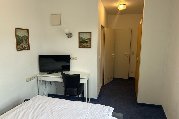 Room 13 of 38