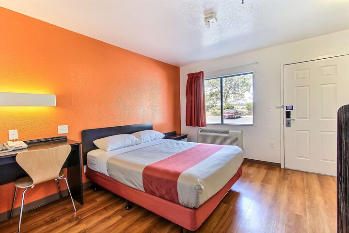 Deluxe Room 1 Queen Bed Refrigerator, Microwave (3 of 8)