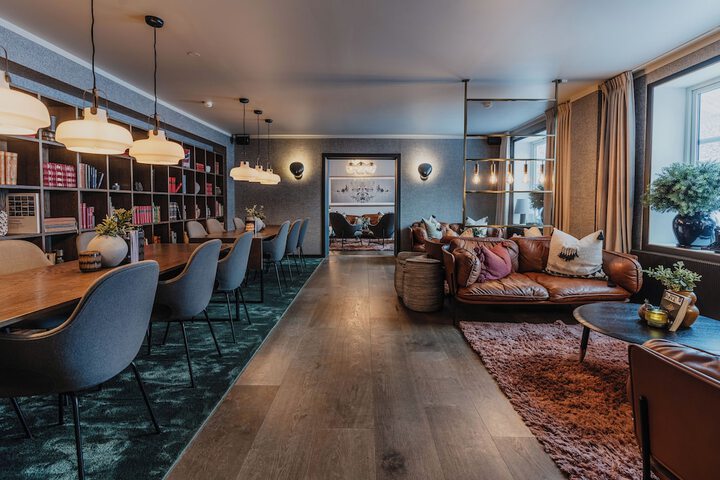 Lounge 80 of 105
