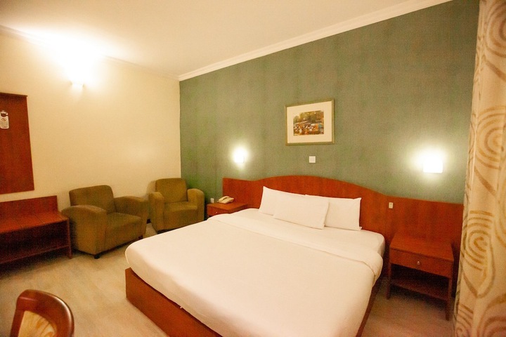 Room 5 of 9