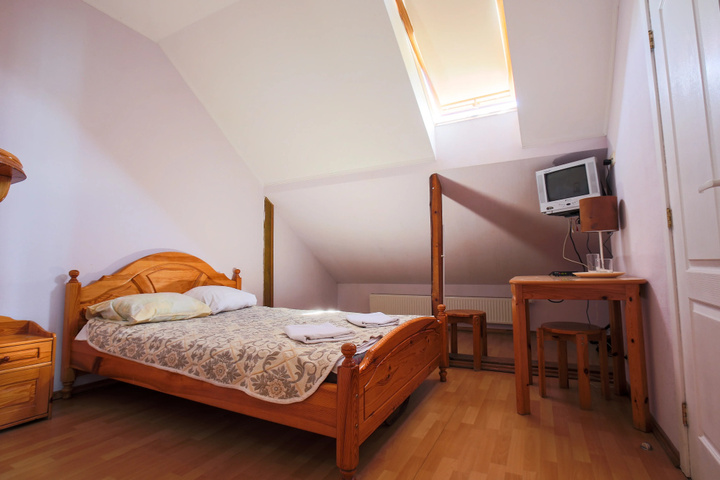 Room 7 of 12