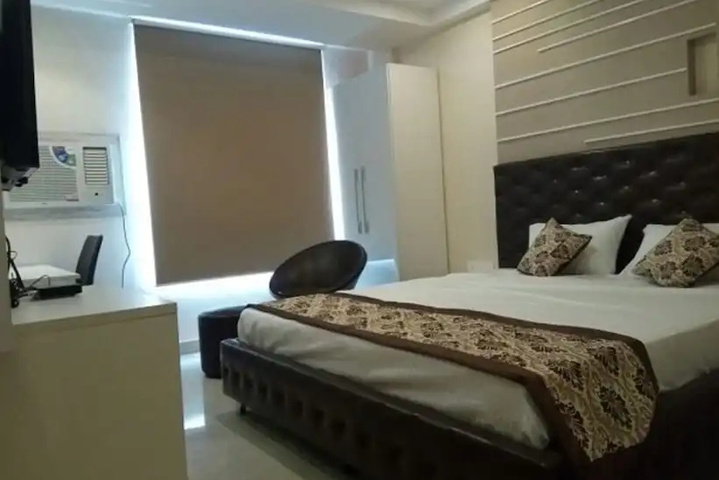 Room 6 of 14