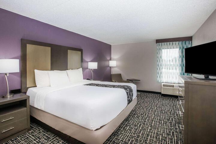 1 King Bed (8 of 15)