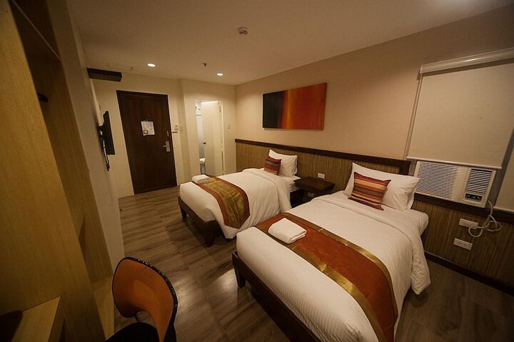 Room 26 of 40