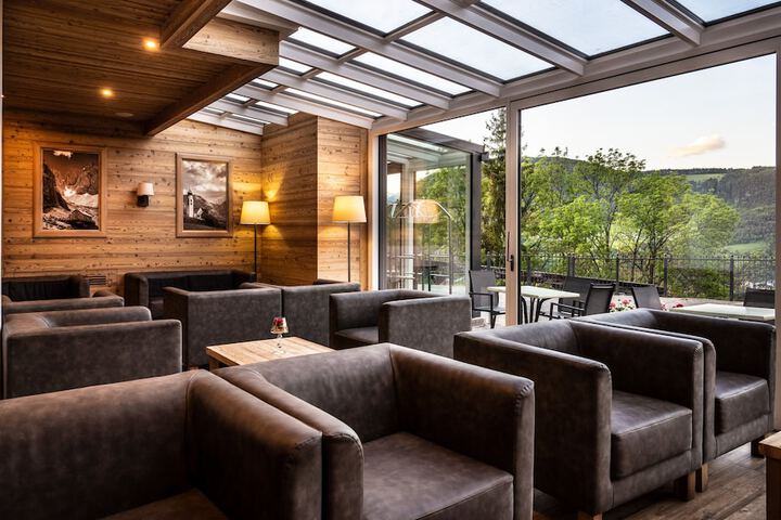 Lounge 70 of 105